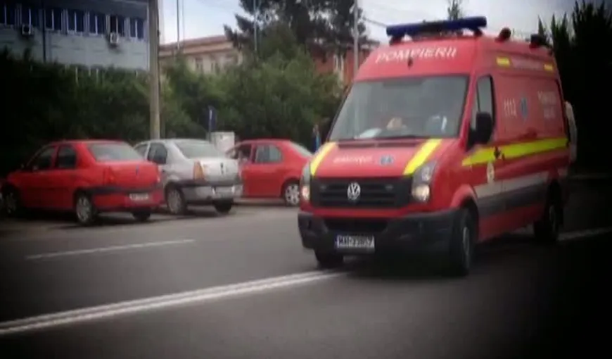 Accident grav în Argeş. Un bărbat a ajuns la spital în stare gravă după ce o remorcă plină cu lemne a căzut peste el