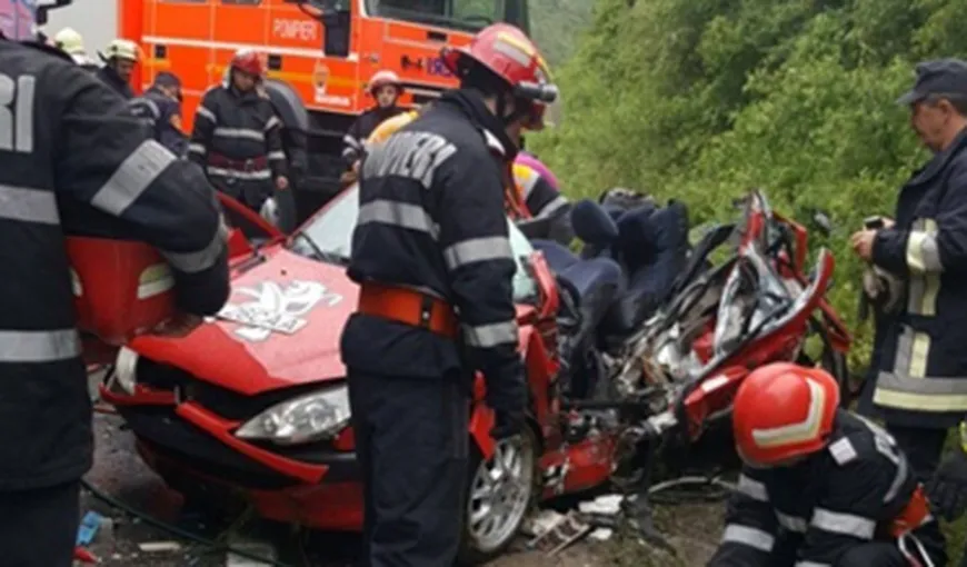 O maşină a intrat sub un TIR în Caraş-Severin. Un mort şi doi răniţi