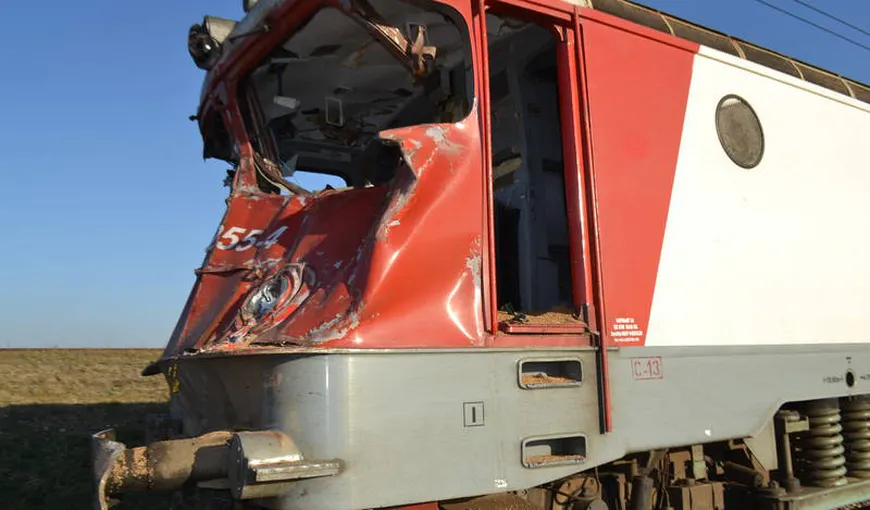 O maşină a fost acroşată de un tren, în Vrancea. Două persoane au murit, a treia este în comă