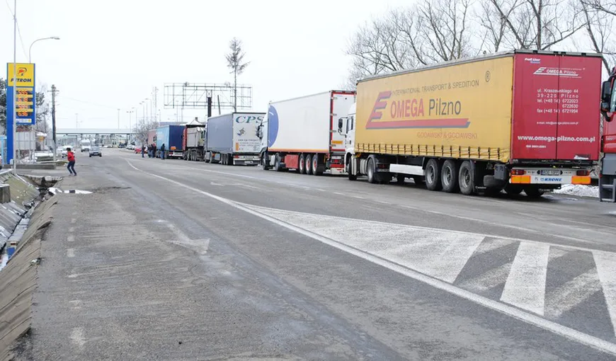 Cozi kilometrice în Vama Petea din cauza restricţiilor impuse de Ungaria pentru maşinile de mare tonaj
