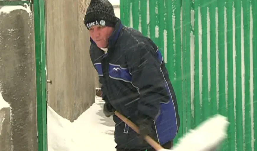 Un bărbat a fost amendat în luna mai pentru că nu şi-a curăţat trotuarul de zăpadă
