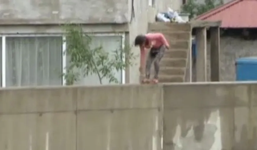 Oamenii dintr-un cartier din Iaşi sunt nevoiţi să sară peste un zid de trei metri pentru a putea ajunge acasă