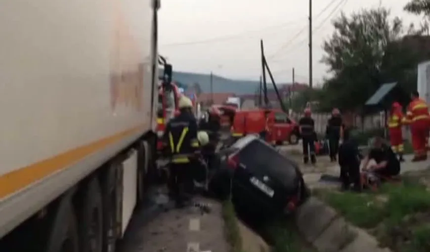 Accident cumplit în Argeş. Un şofer a murit după ce a intrat cu maşina sub un TIR