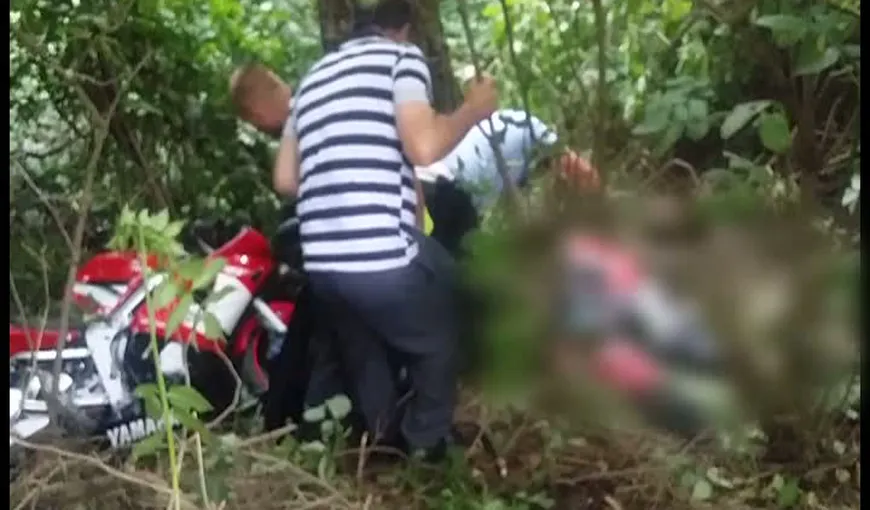 TRAGEDIE în Bacău. Un motociclist a murit după ce a intrat cu maşina în copac VIDEO