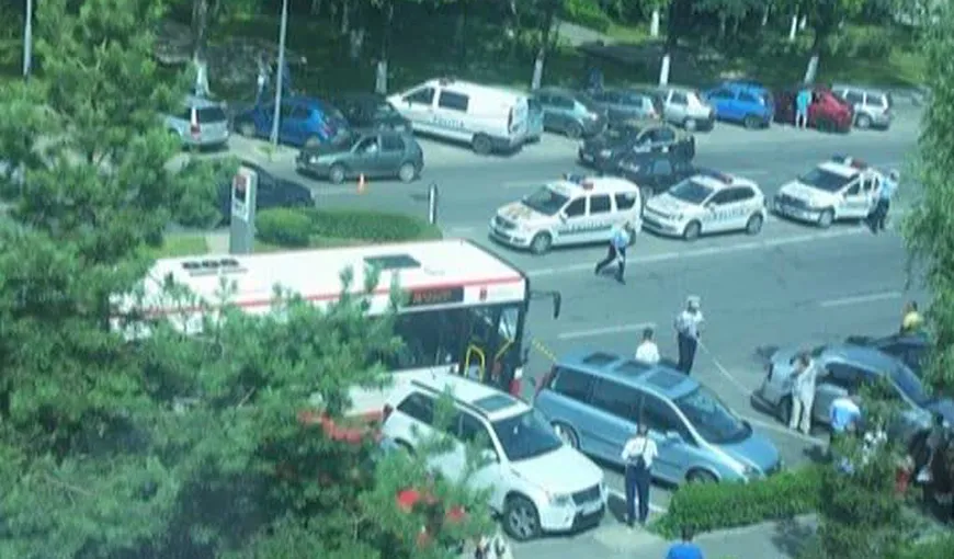 Patru pasageri răniţi după ce şoferul autobuzului în care se aflau a frânat brusc VIDEO