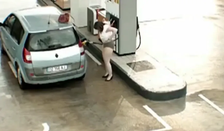 Momente „nebune” surprinse de camerele de supraveghere ale unei benzinări. Compilaţie amuzantă VIDEO