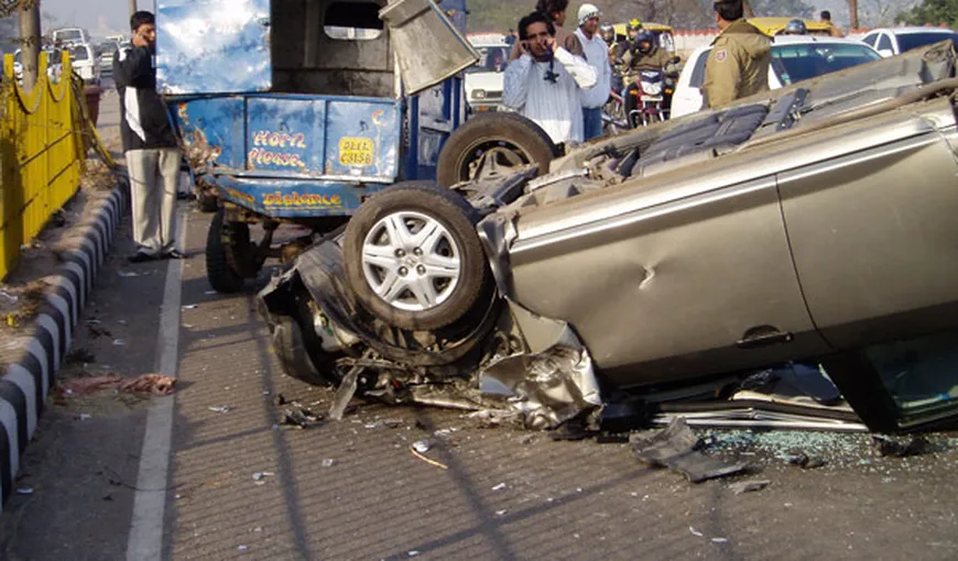 Carnagiu pe o autostradă din India. 17 persoane au murit şi 35 au fost rănite după ce un autocar a lovit două maşini