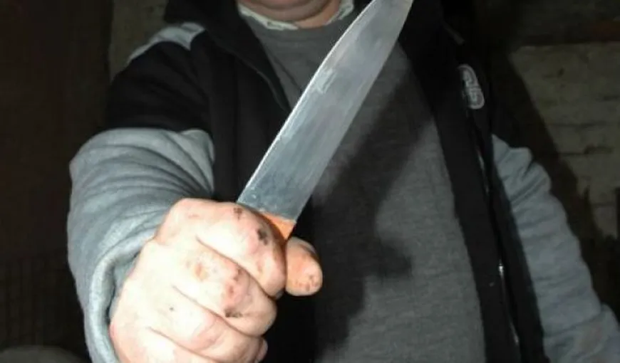 Scandal cu cuţite pe terasă. Patronul unui local a fost atacat de un client beat VIDEO