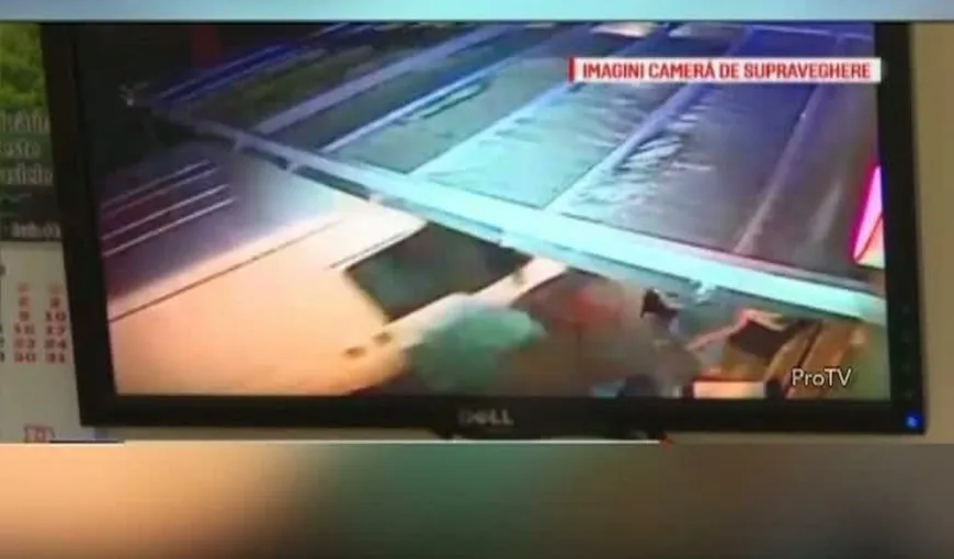 Un bărbat a intrat intenţionat cu microbuzul direct într-o terasă. Acesta a vrut să se răzbune pe vărul său VIDEO