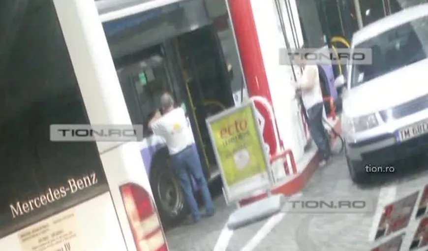 Şofer al regiei publice de transport din Timişoara, filmat în timp ce fura combustibil VIDEO