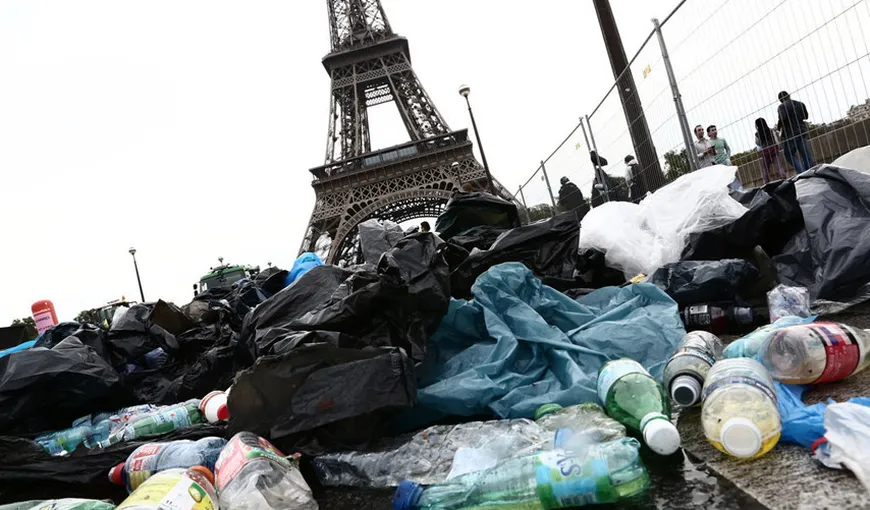 Franţa, în criză socială: Parisul este sufocat de gunoaie din cauza mişcărilor de protest