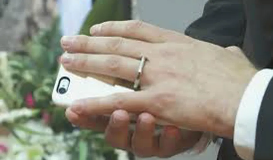Un bărbat s-a căsătorit cu propriul smartphone – VIDEO