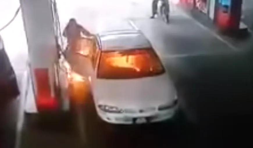 Momente de GROAZĂ într-o benzinărie din Malaezia. O maşină a luat foc cu un copil în ea VIDEO