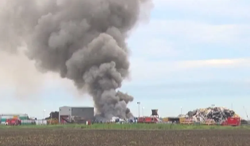 Incendiu de proporţii la un depozit de deşeuri din Piteşti VIDEO