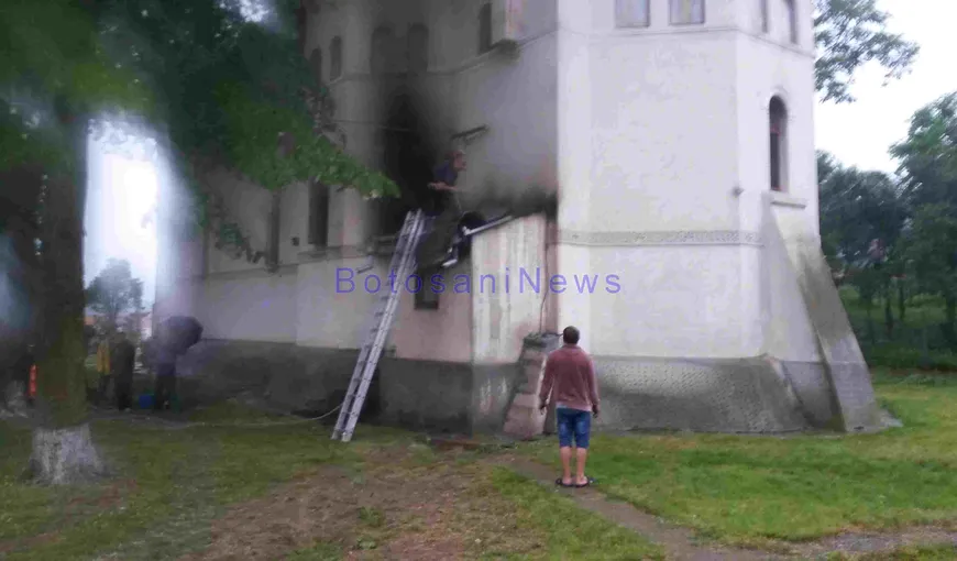 Incendiu de amploare la o biserică din judeţul Botoşani. Pompierii au intervenit de urgenţă