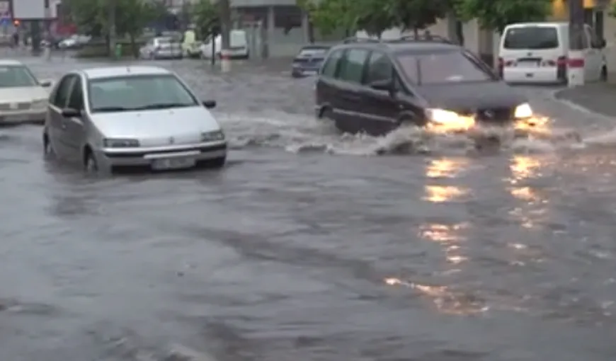 Mai multe cartiere din Bacău au fost INUNDATE. Apă de jumătate de metru pe şosele VIDEO