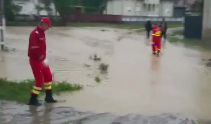 Ploile torenţiale au făcut prăpăd în mai multe judeţe. Zeci de localităţi au fost inundate VIDEO