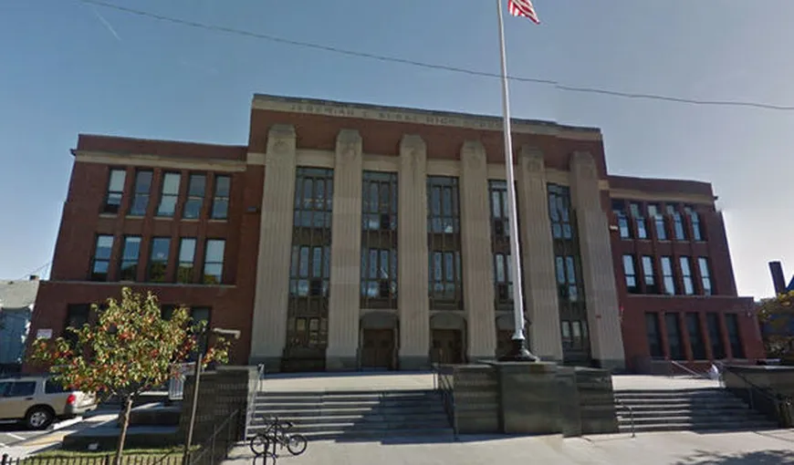 Clipe de groază într-un liceu din Boston. Cel puţin un adolescent a fost împuşcat mortal