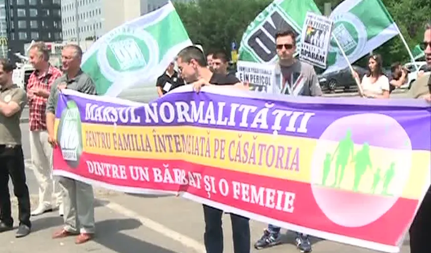 Zeci de persoane au manifestat pentru „familia normală”. Un ministru, mesaj de susţinere pentru comunitatea gay