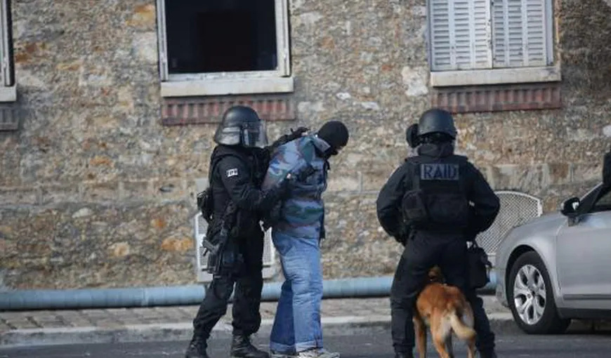 Un poliţist şi soţia sa, ucişi în apropiere de Paris. Atacatorul a fost împuşcat mortal