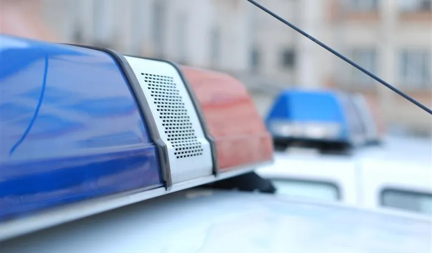 Maşină de poliţie INCENDIATĂ cu un cocktail MOLOTOV VIDEO
