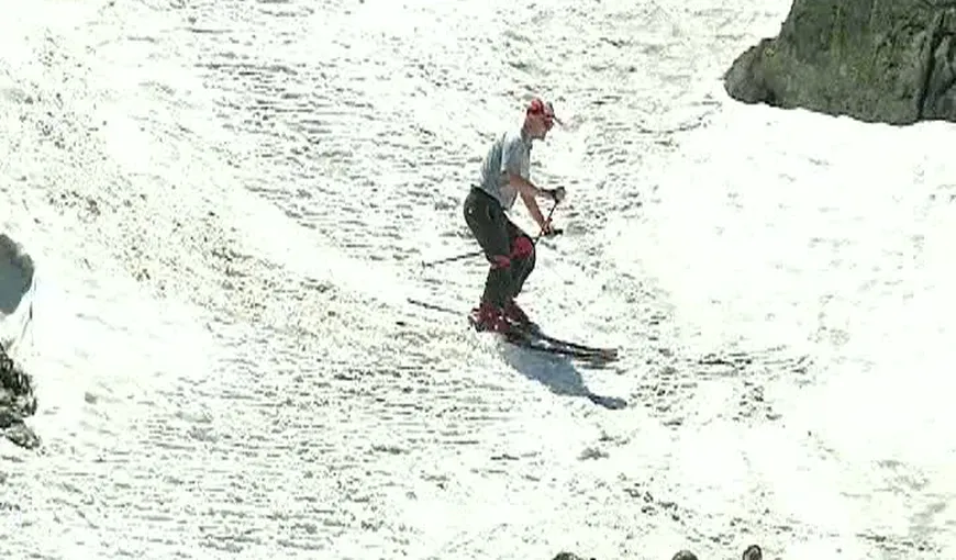 IMAGINI de SENZAŢIE la Bâlea Lac. Iubitorii sporturilor de iarnă au schiat în tricou VIDEO