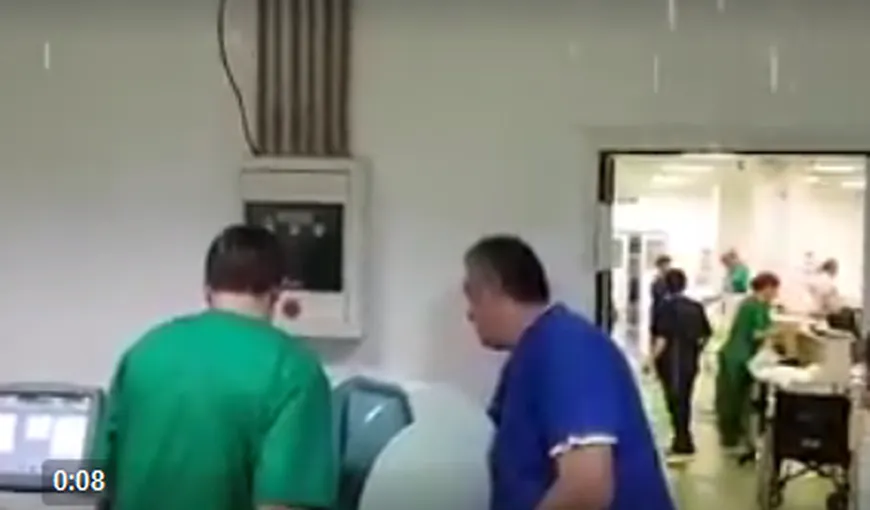 Potop în Arad. Spitalul Judeţean din Arad a fost inundat. Mai multe săli de la UPU au fost evacuate VIDEO