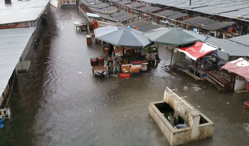 Oraş din România sub ape, după ploile torenţiale. Furtunile au făcut ravagii VIDEO