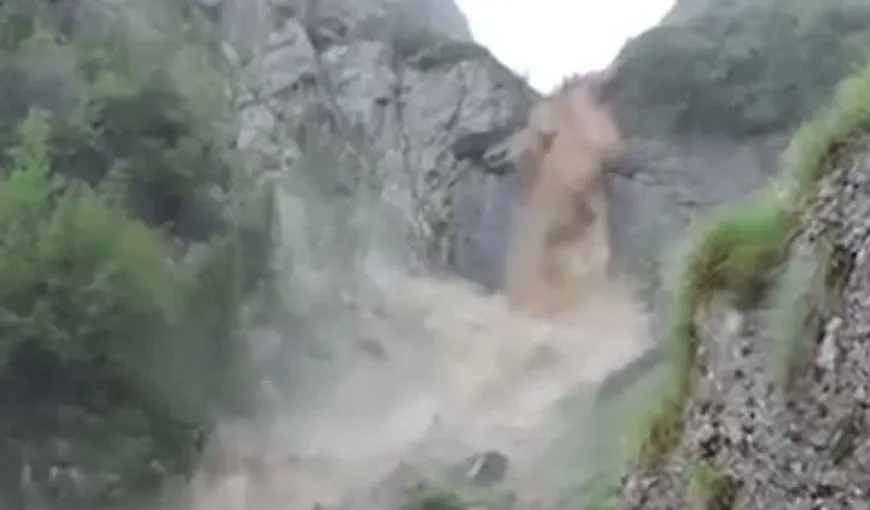 Viitură pe munte, după ploile abundente. O turistă din Australia a fost salvată în ultimul moment VIDEO
