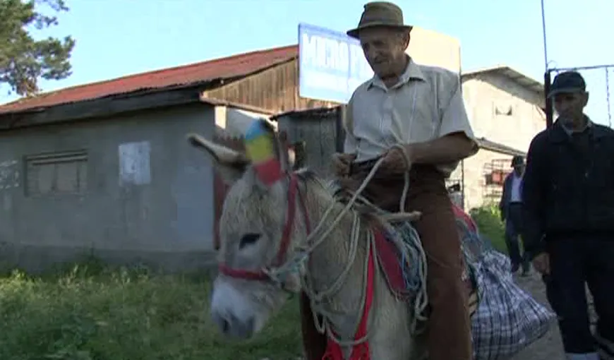 ALEGERI LOCALE 2016. Un moldovean a mers să voteze călare pe măgar. Explicaţia lui te va lăsa fără cuvinte