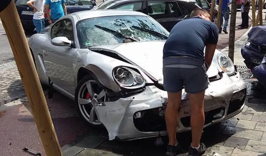 Un şofer din Cluj a făcut prăpăd în centrul oraşului. Din cauza vitezei a lovit mai multe maşini parcate