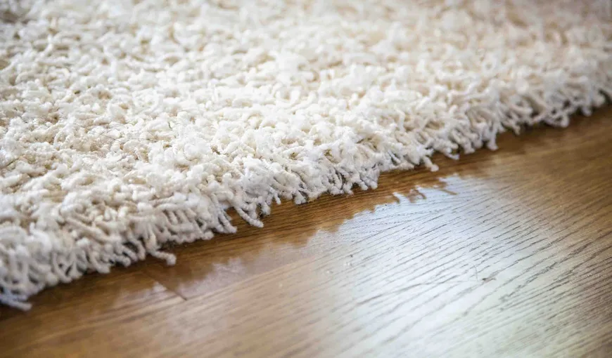 Cum să împrospătezi mirosul covorului fără să-l speli