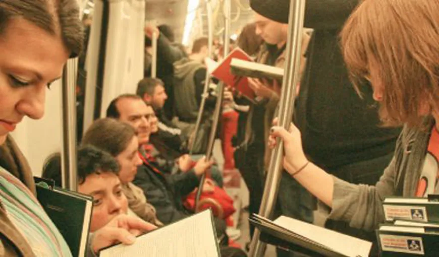Călătorii surprinşi citind la metrou vor primi o CARTE CADOU