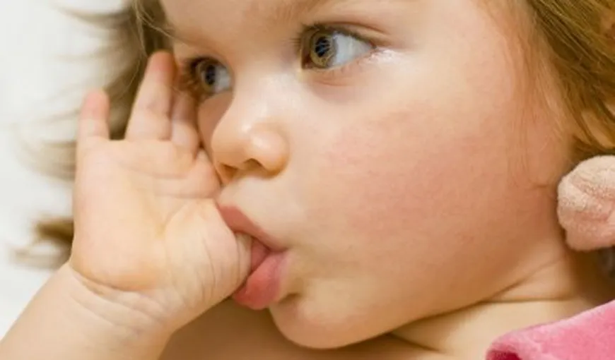Studiu: Copiii care îşi sug degetul sau îşi rod unghiile, mai protejaţi în faţa alergiilor