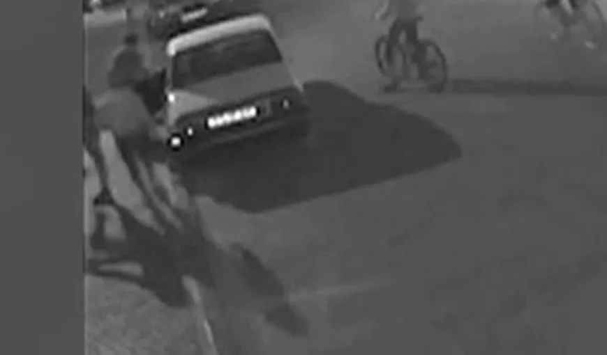 Şase adolescenţi au fost surprinşi în timp ce furau o maşină. Camerele de supraveghere din zonă au filmat totul VIDEO
