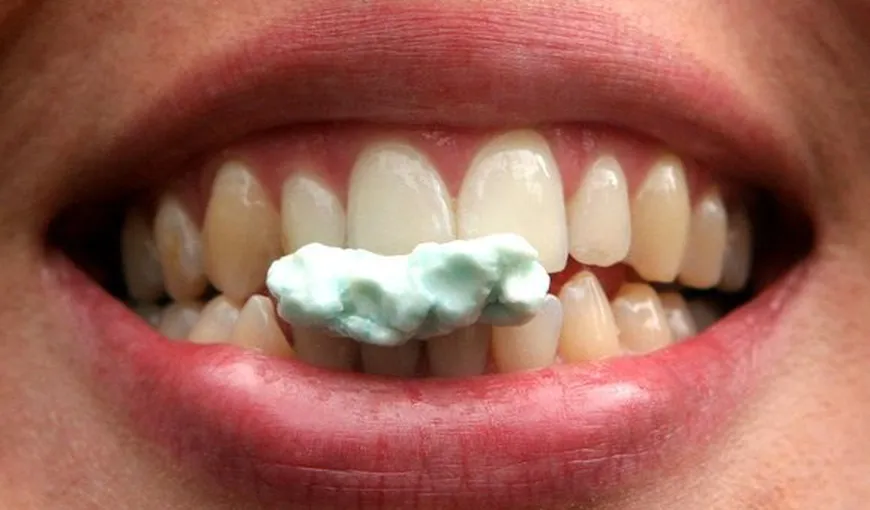 Ce se întâmplă cu adevarat în corpul tău după ce înghiţi guma de mestecat