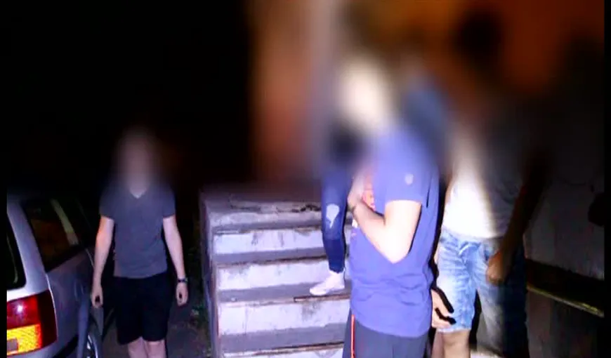 Tineri umiliţi de poliţişti pentru că au aruncat gunoaie pe stradă VIDEO
