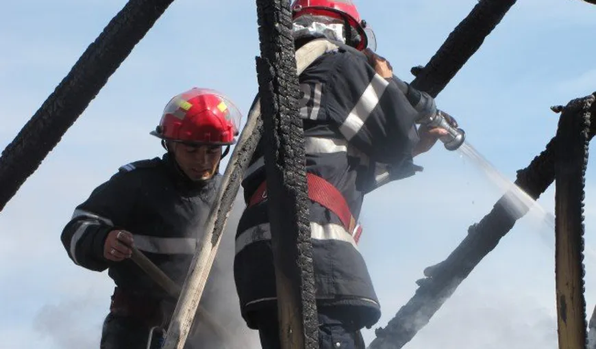 Incendiu de proporţii la un depozit de mase plastice din Arad. Peste 20 de pompieri s-au luptat cu flăcările