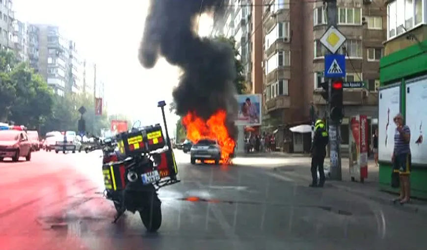 IMAGINI INCREDIBILE. O maşină, cuprinsă de flăcări pe un bulevard din Capitală VIDEO