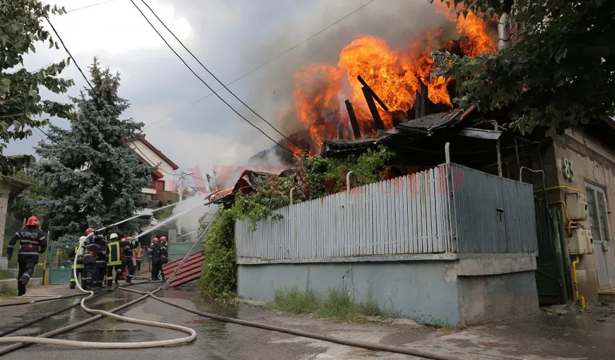 INCENDIU PUTERNIC în Craiova. Trei case au fost cuprinse de flăcări. O persoană a murit