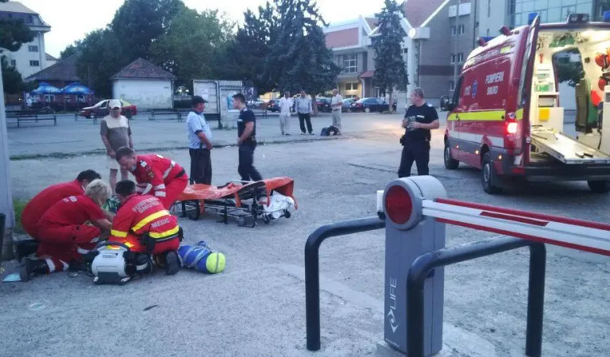 Un tânăr a fost găsit înjunghiat într-o autogară din Bistriţa