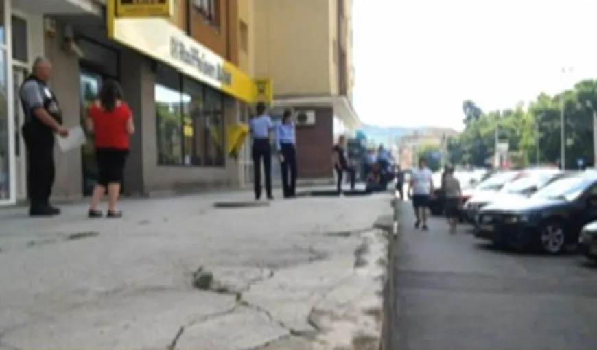 ATAC ARMAT la o bancă din Bistriţa. Angajaţii au fost ţinuţi ostatici