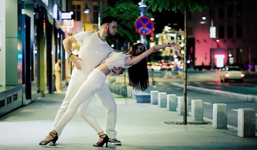 VIRALUL VERII. Dans senzual pe Calea Victoriei din Bucureşti, sub ochii trecătorilor VIDEO