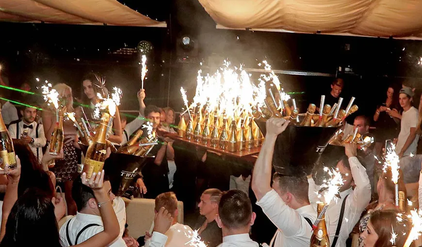 Doi jucători ruşi şi-au înecat în şampanie eliminarea de la EURO 2016. Au comandat 500 de sticle, în valoare de 250.000 euro