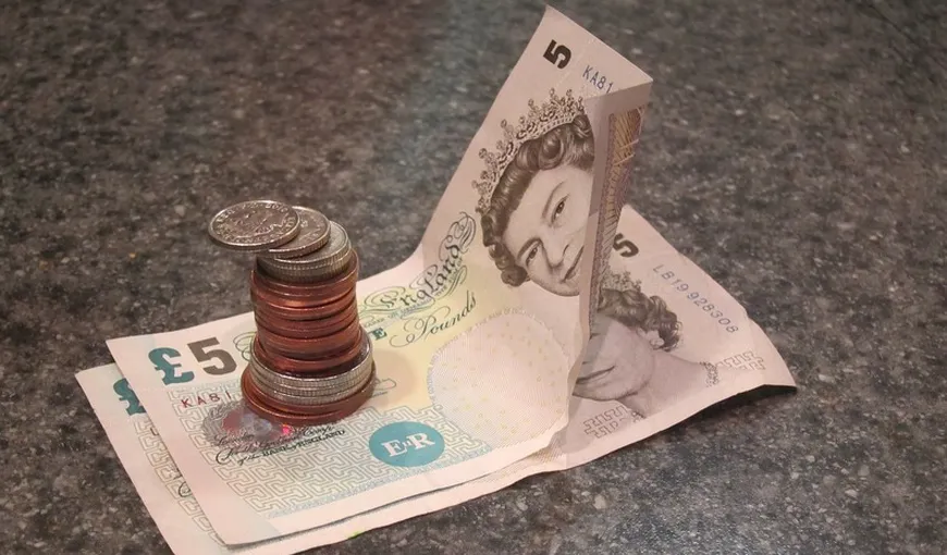 Lira sterlină se va deprecia dincolo de minimul ultimilor 31 de ani şi va încheia anul la 1,25 dolari