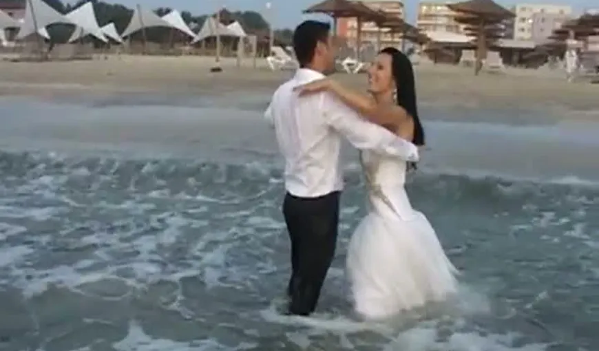 Imagini de senzaţie la malul mării. Doi tineri proaspăt căsătoriţi au dansat în mijlocul mării VIDEO