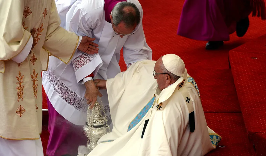 Papa Francisc a căzut pe scări. Suveranul Pontif s-a împiedicat de o treaptă VIDEO