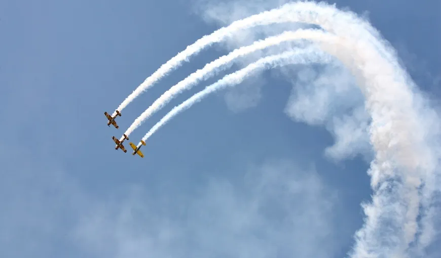 Show aviatic în Capitală. Sute de piloţi fac demonstraţii spectaculoase pe cerul Bucureştiului VIDEO
