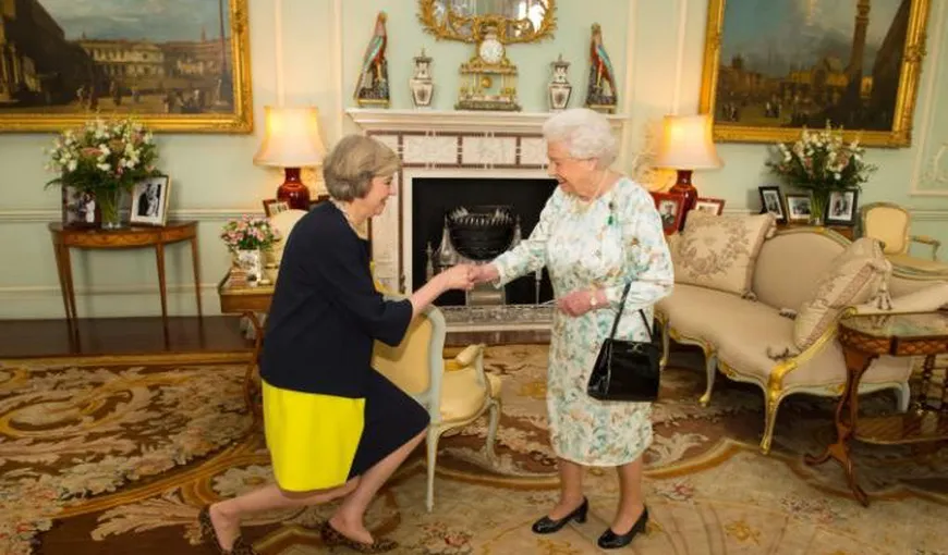 Theresa May a primit binecuvântarea Reginei. Fotografia care a făcut înconjurul lumii