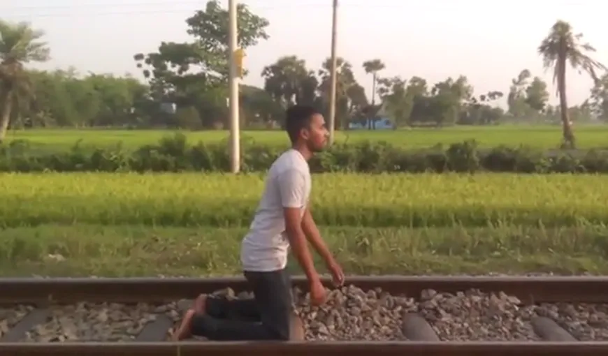 S-a pus în genunchi pe calea ferată, în faţa trenului. E incredibil cum s-a terminat totul VIDEO